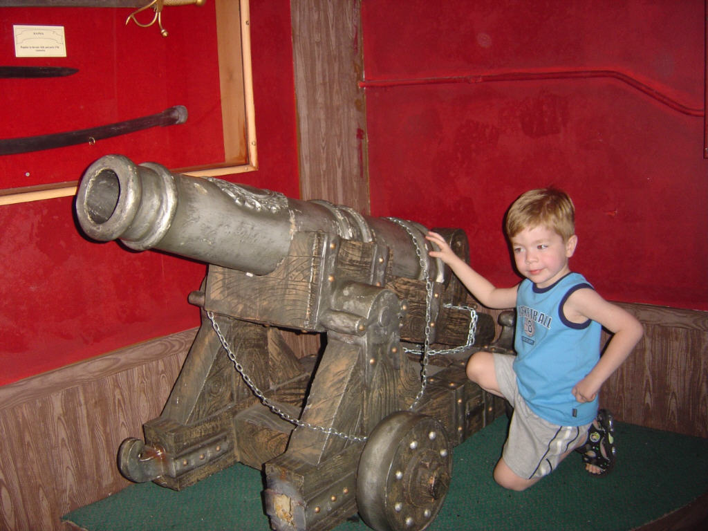 Mom, take a picture of me with the cannon!