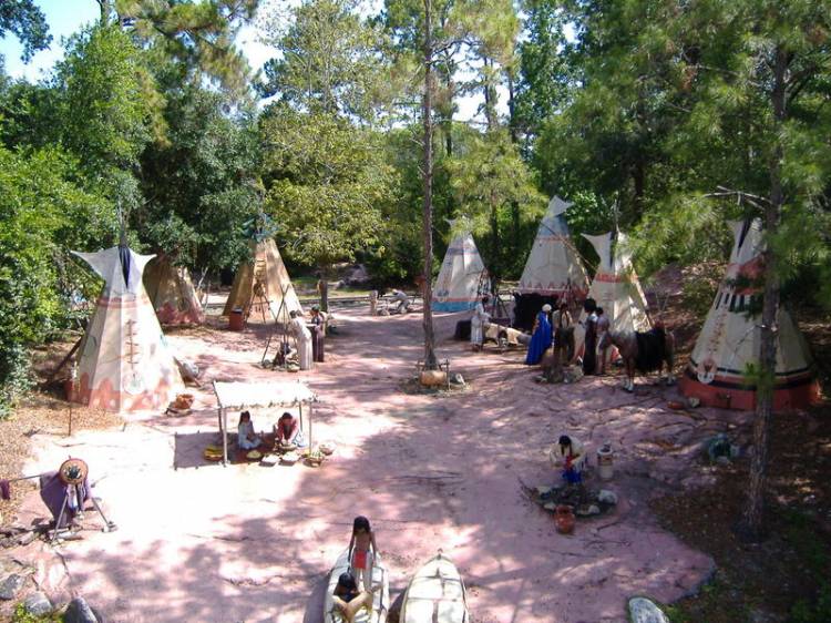 Native_American_village_4