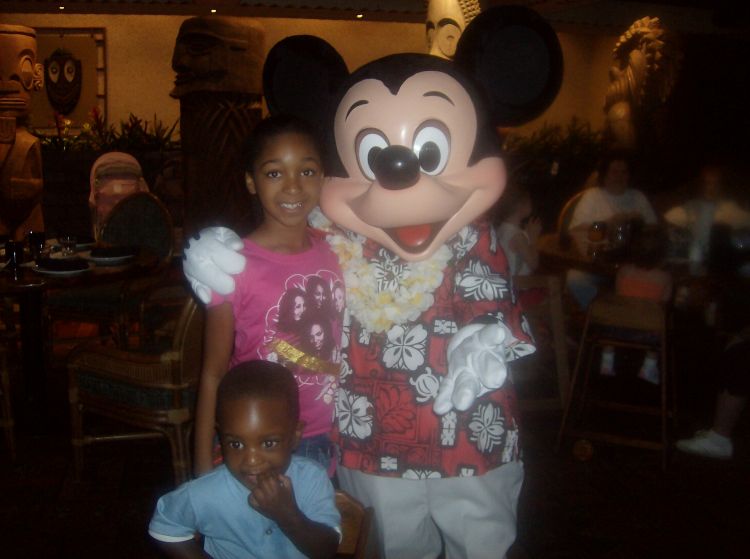 Ohana's Best Friends Breakfast with Lilo 'n Stitch