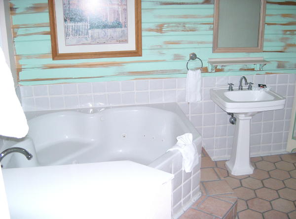 Old Key West Jacuzzi tub!