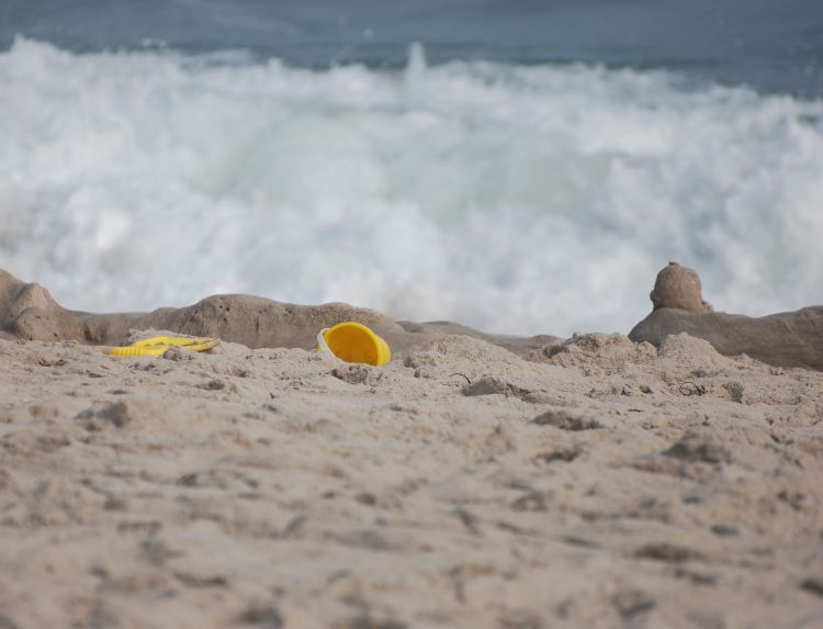 pail_and_shovel_in_sand