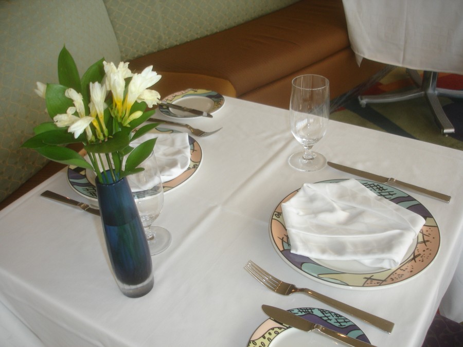 Palo Brunch Table