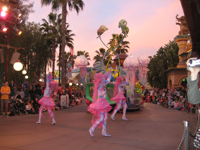 pixar_parade_dancers