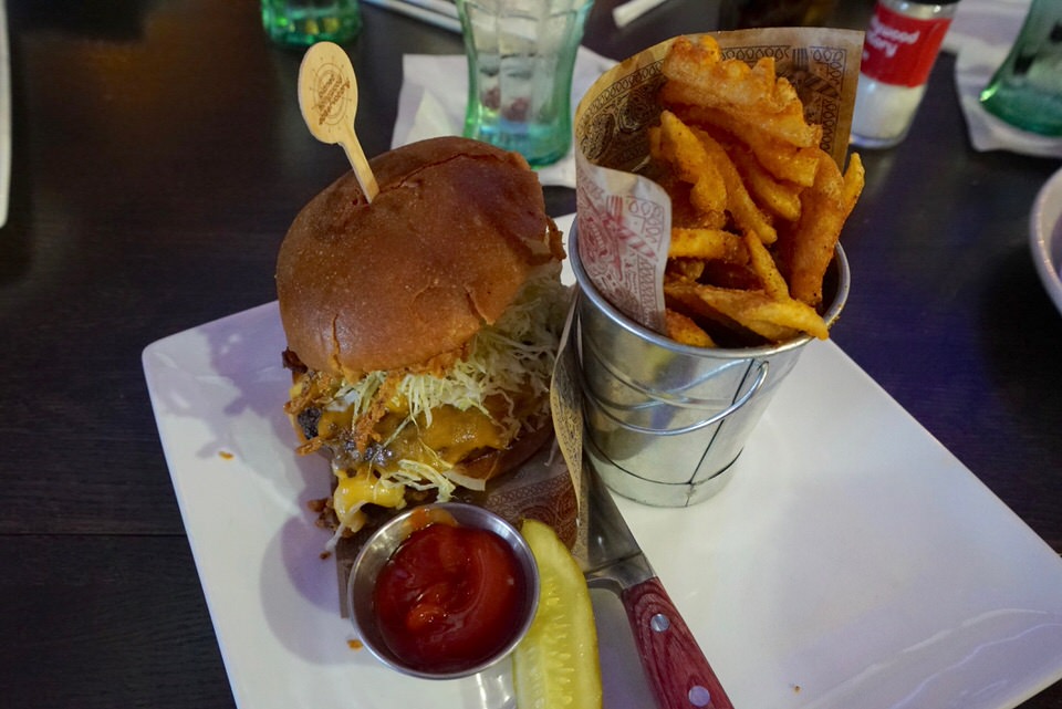 Planet-hollywood-bacon-mac-cheese-burger