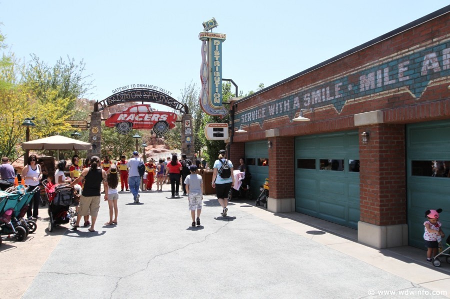 Radiator-Springs-Racers-001