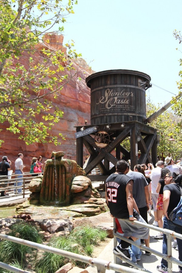 Radiator-Springs-Racers-010