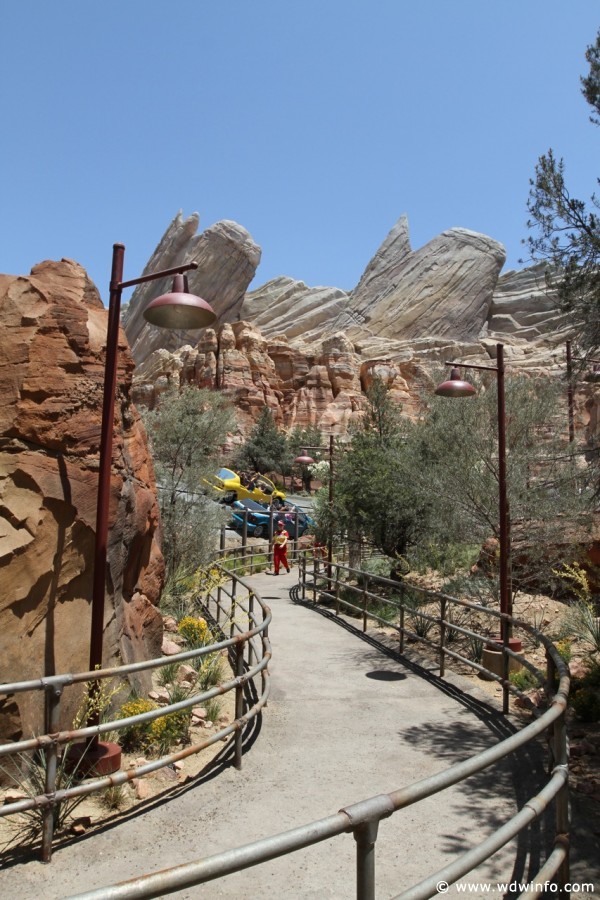 Radiator-Springs-Racers-011