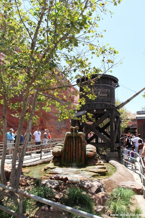 Radiator-Springs-Racers-012