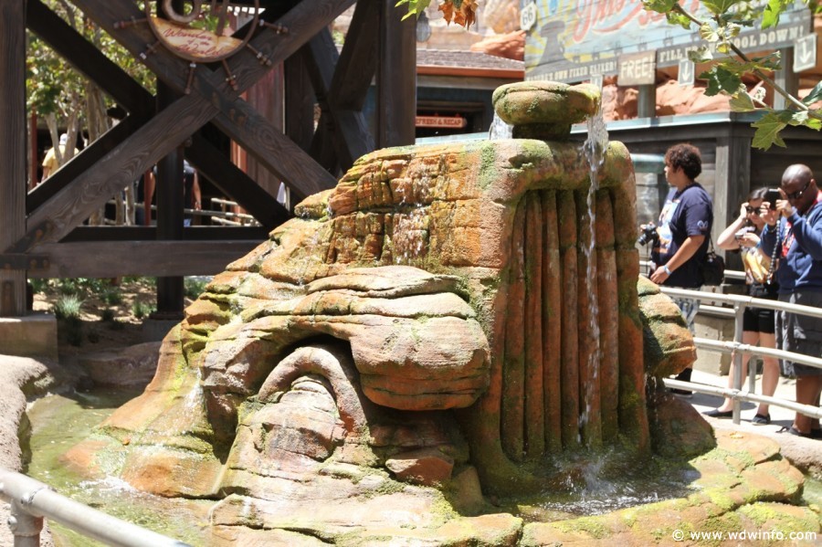 Radiator-Springs-Racers-013