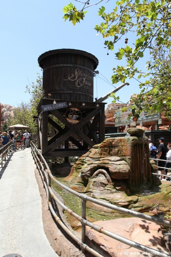 Radiator-Springs-Racers-014