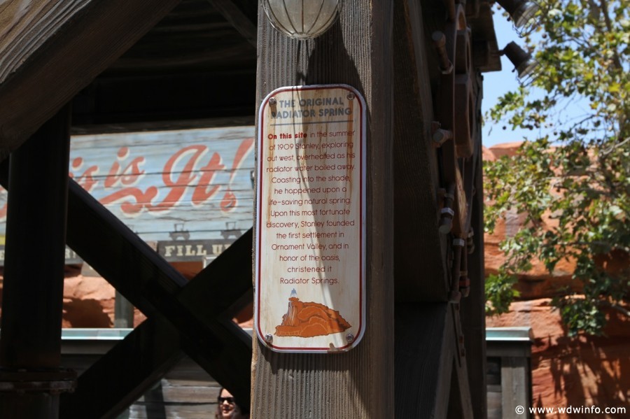 Radiator-Springs-Racers-015