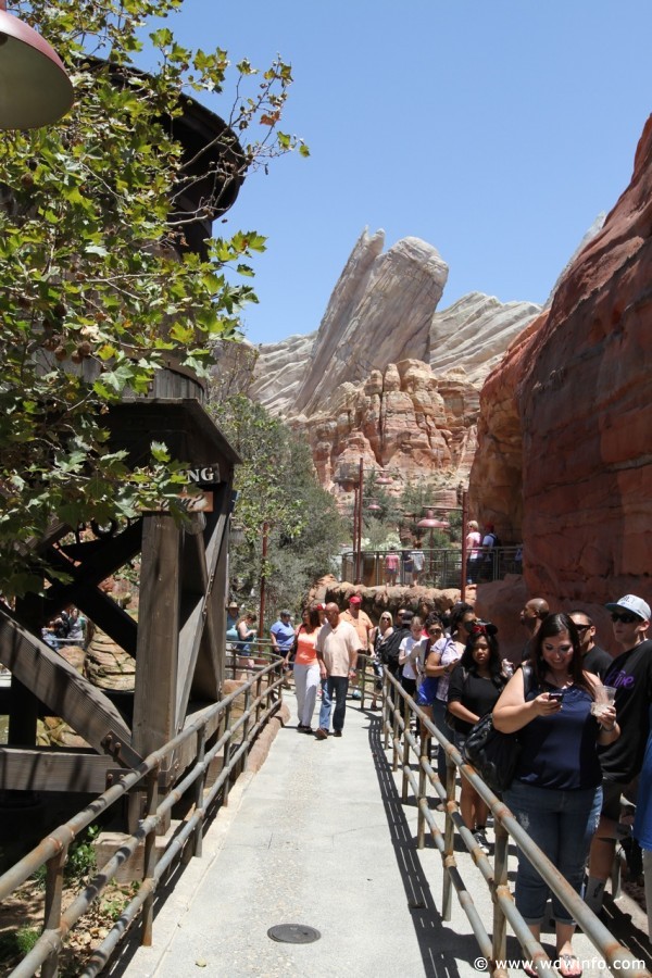 Radiator-Springs-Racers-016