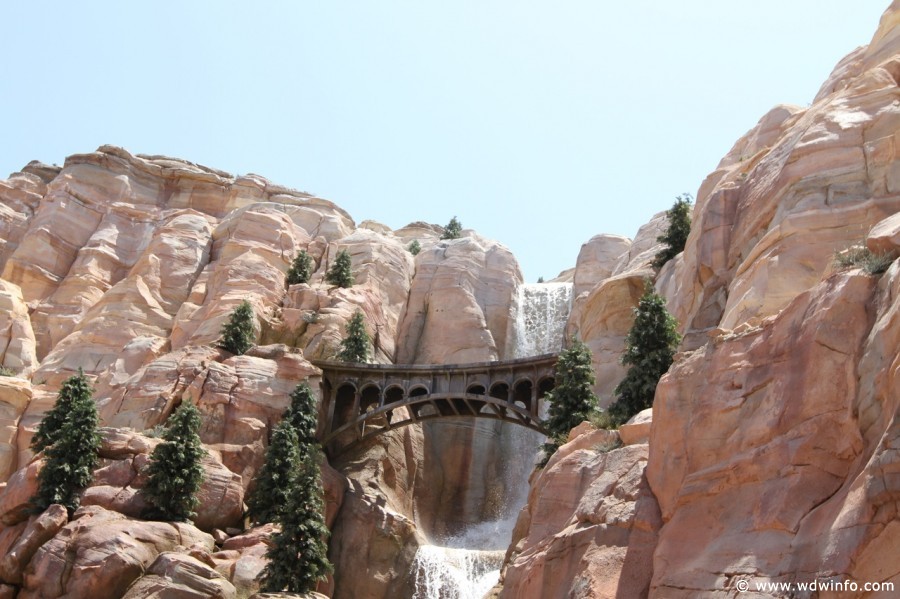 Radiator-Springs-Racers-030