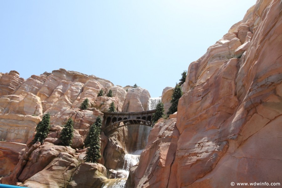 Radiator-Springs-Racers-031