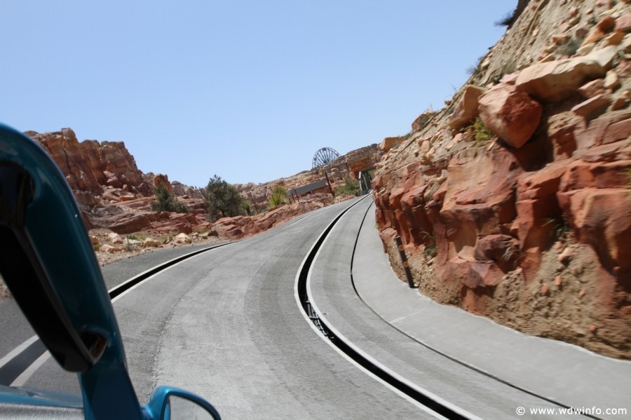 Radiator-Springs-Racers-039