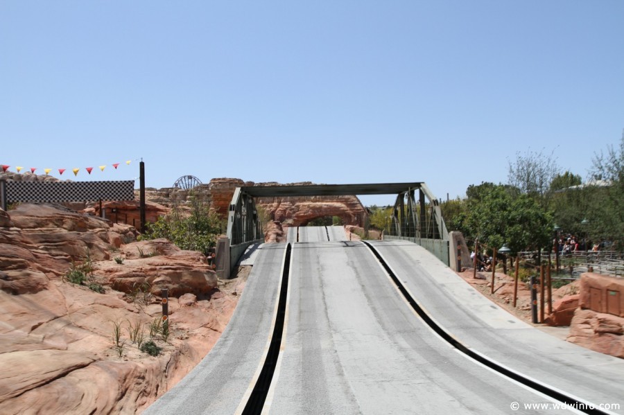 Radiator-Springs-Racers-040