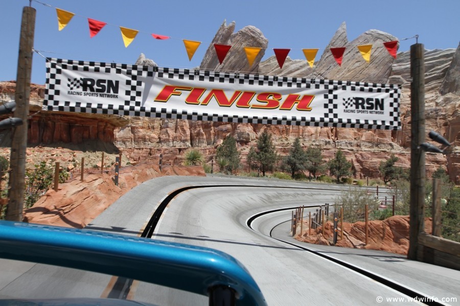 Radiator-Springs-Racers-045