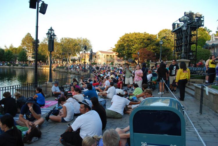 Rivers of America walkway sitting for Fantasmic