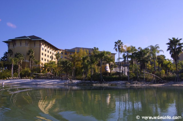 Royal_Pacific_-_02