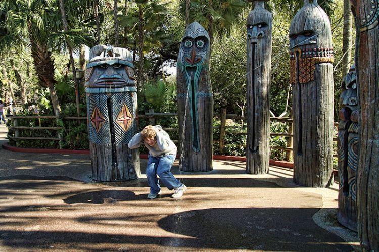 Sam_angers_the_Tikis_resized