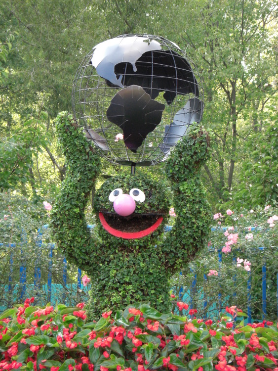 Sesame Place - Landscaping (Grover Topiary)