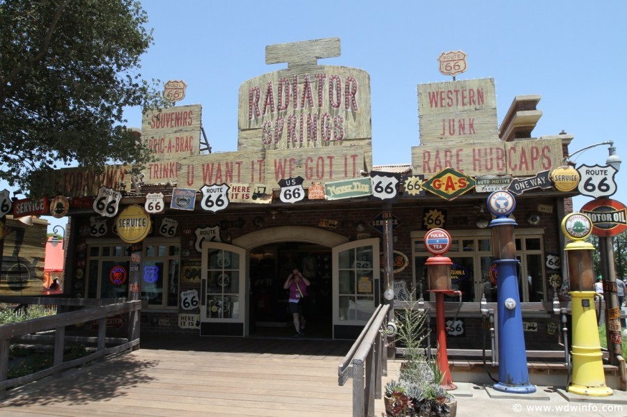 Shops-Cars-Land-001