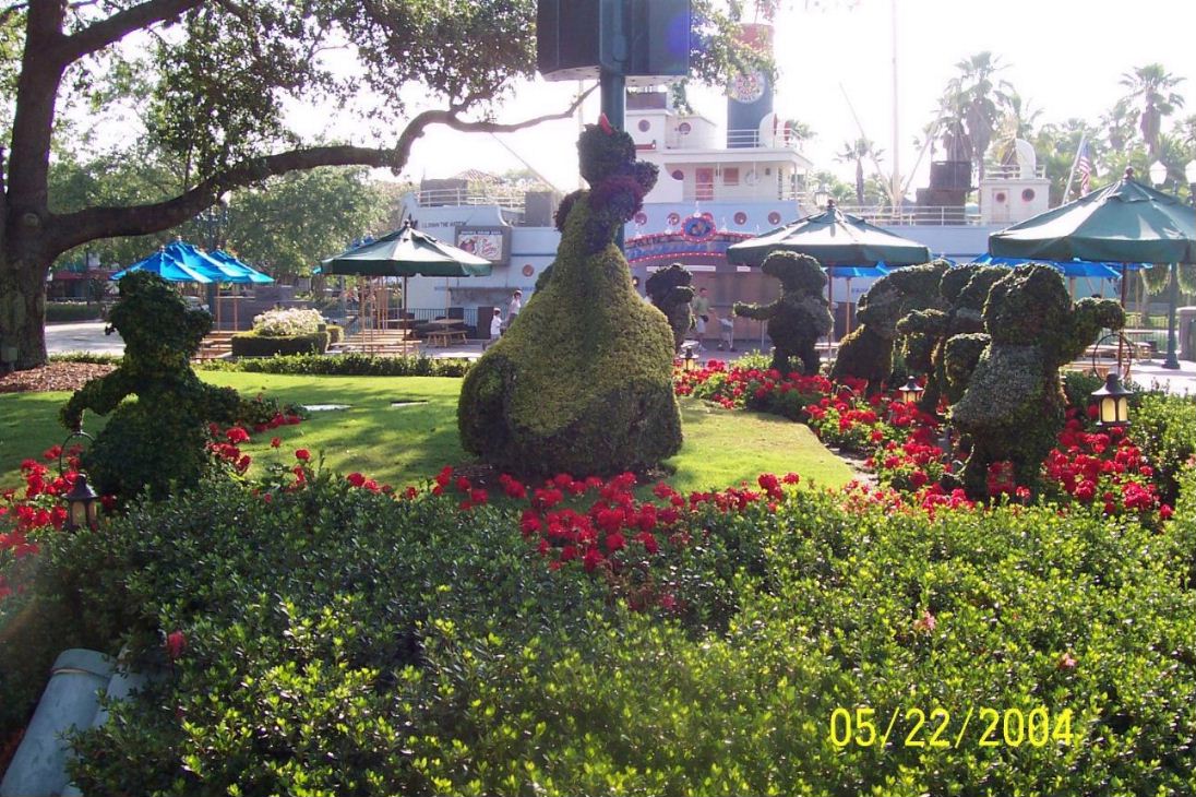 Snow White Topiary MGM