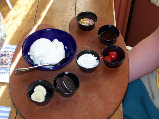Spoodles_make_your_own_sundae