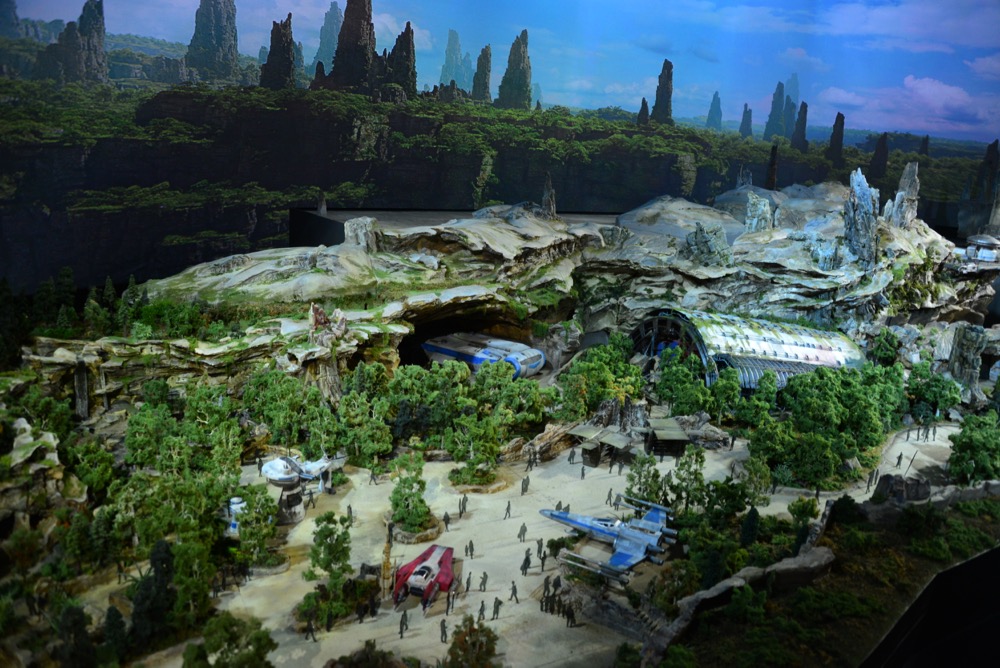 Star-Wars-Land-Model-18