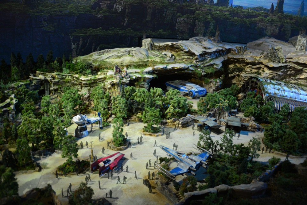 Star-Wars-Land-Model-19