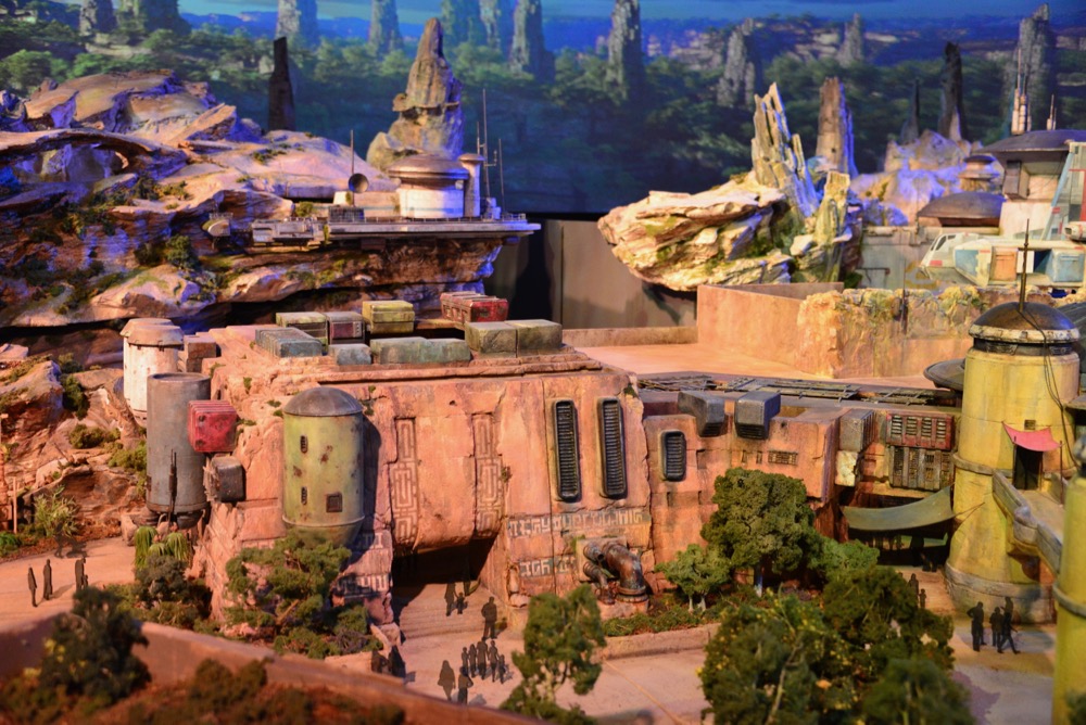 Star-Wars-Land-Model-22