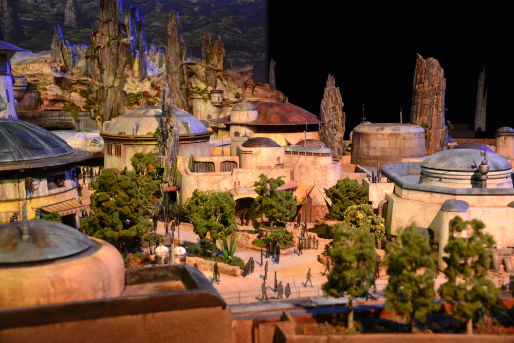 Star-Wars-Land-Model-23