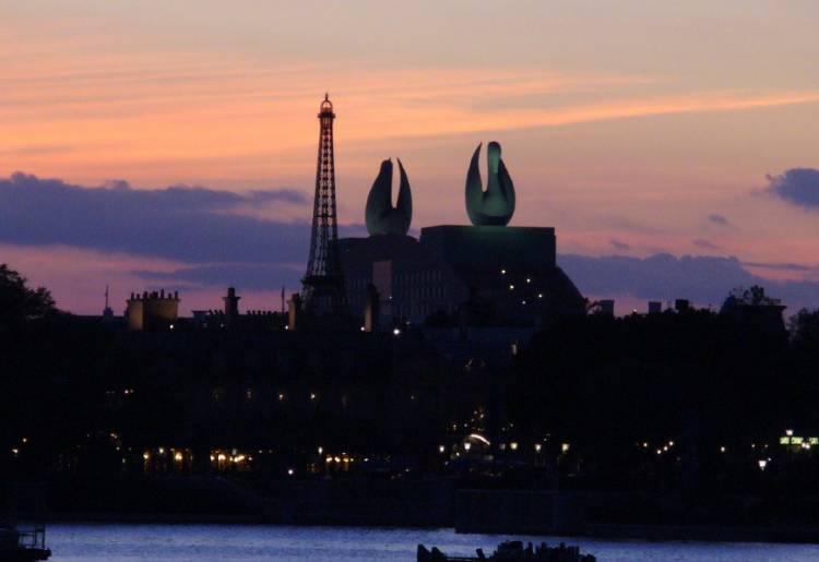 Swan and le tour Eiffel