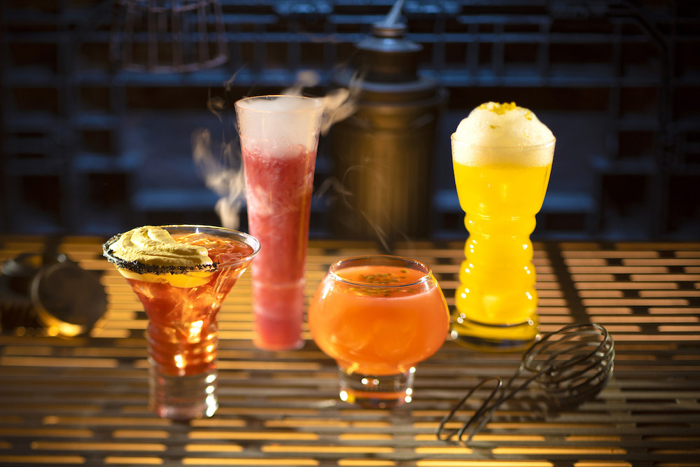 SWGE_Beverages_at_Ogas_Cantina_0214ZR_0642KP_jrod.jpg