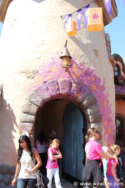 Tangled rest area - women's restroom