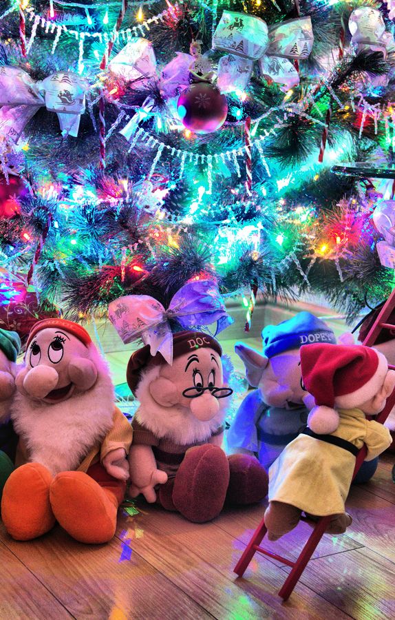 the_dwarfs_at_christmas_Desktop_Resolution_