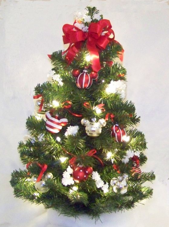 Traditional_Red_and_White_Christmas_Tree