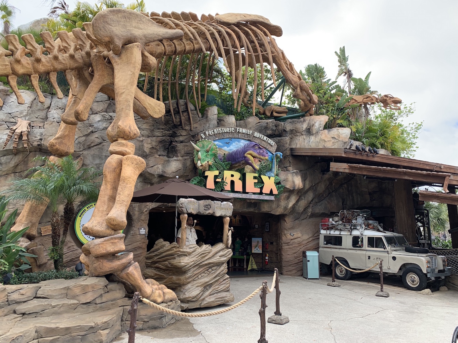 T-Rex: Entrada do restaurante, no Disney Springs. Foto: Divulgação/WDW Info