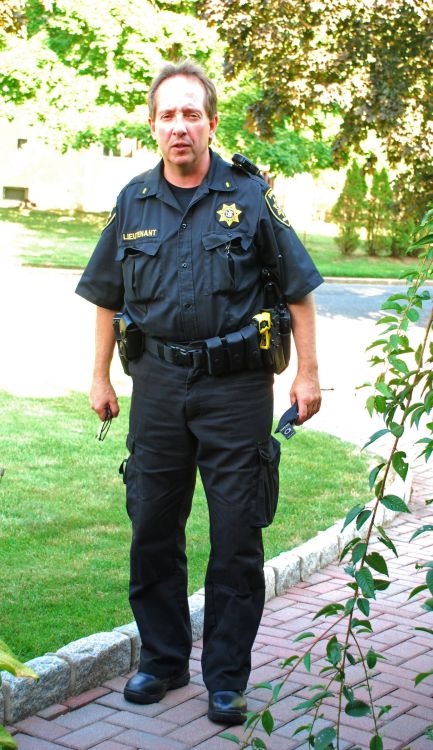 Uniformed_Worker