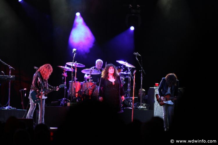 Universal_Mardi_Gras_Heart_Concert_028