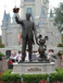 Walt_Disney_statue_Mickey_Bar_sm