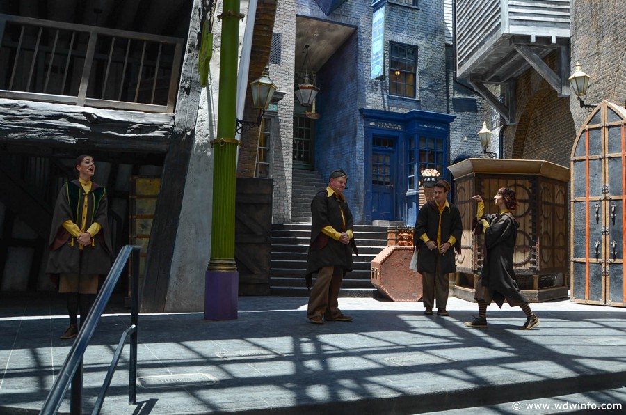 WDWINFO-Universal-Diagon-Alley-Harry-Potter-Tale-of-the-Three-Brothers-004