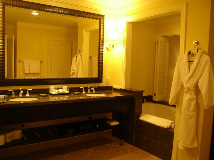 Westin Kaanapali sink and jacuzzi