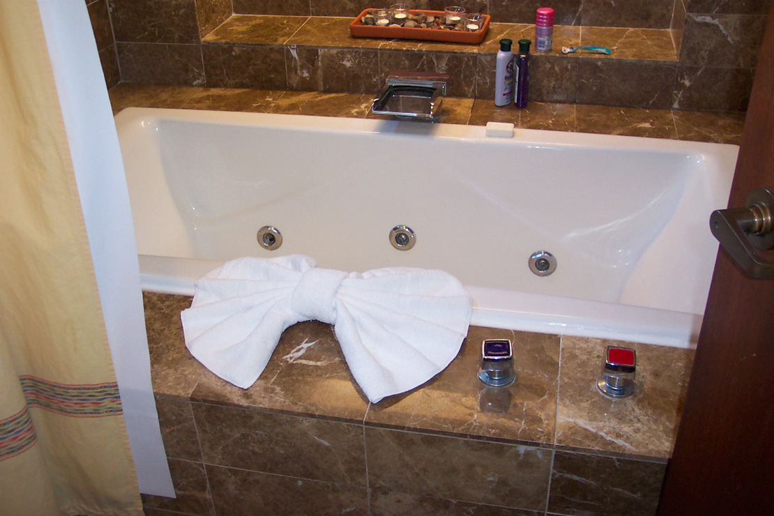 WL honeymoon Suite Tub