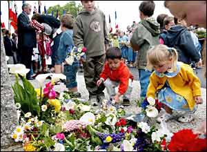 _40236445_dday_frenchkids_pa_300.jpg