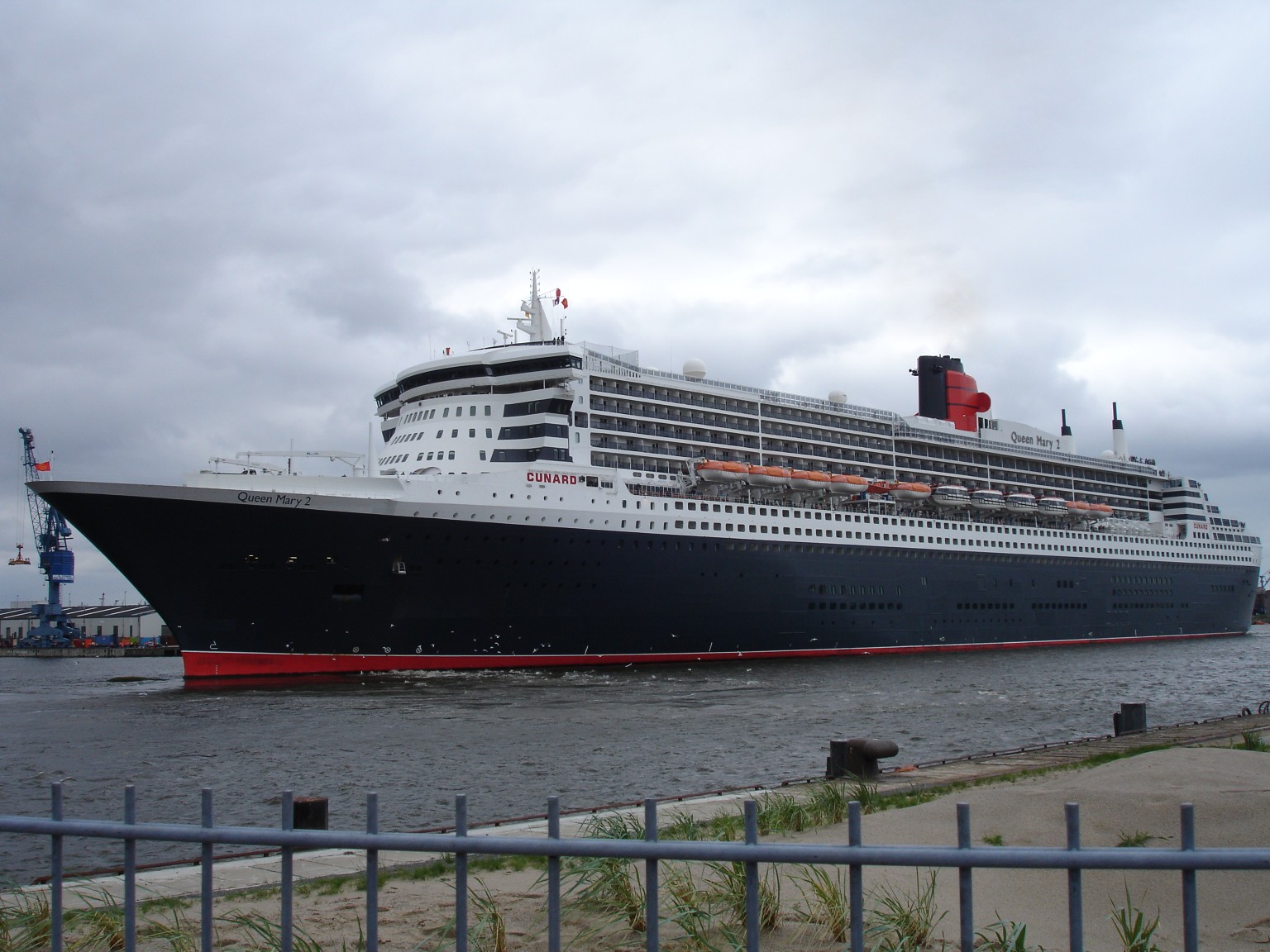 Queen_Mary_2_Hamburg.jpg
