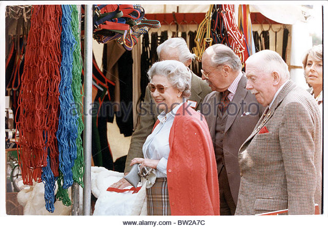 queen-elizabeth-ii-13th-may-1993-the-queen-shopping-at-the-royal-windsor-bw2a7c.jpg