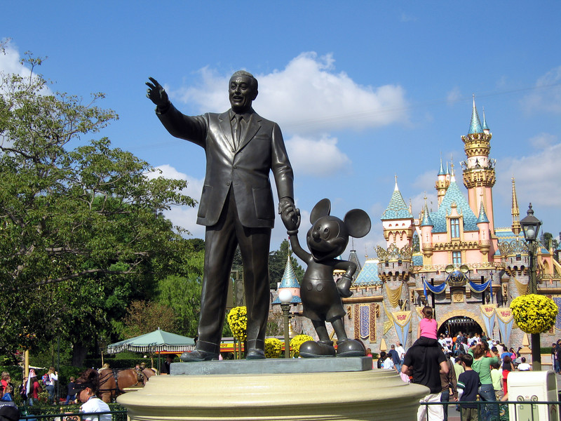 Disney%20statue-L.jpg
