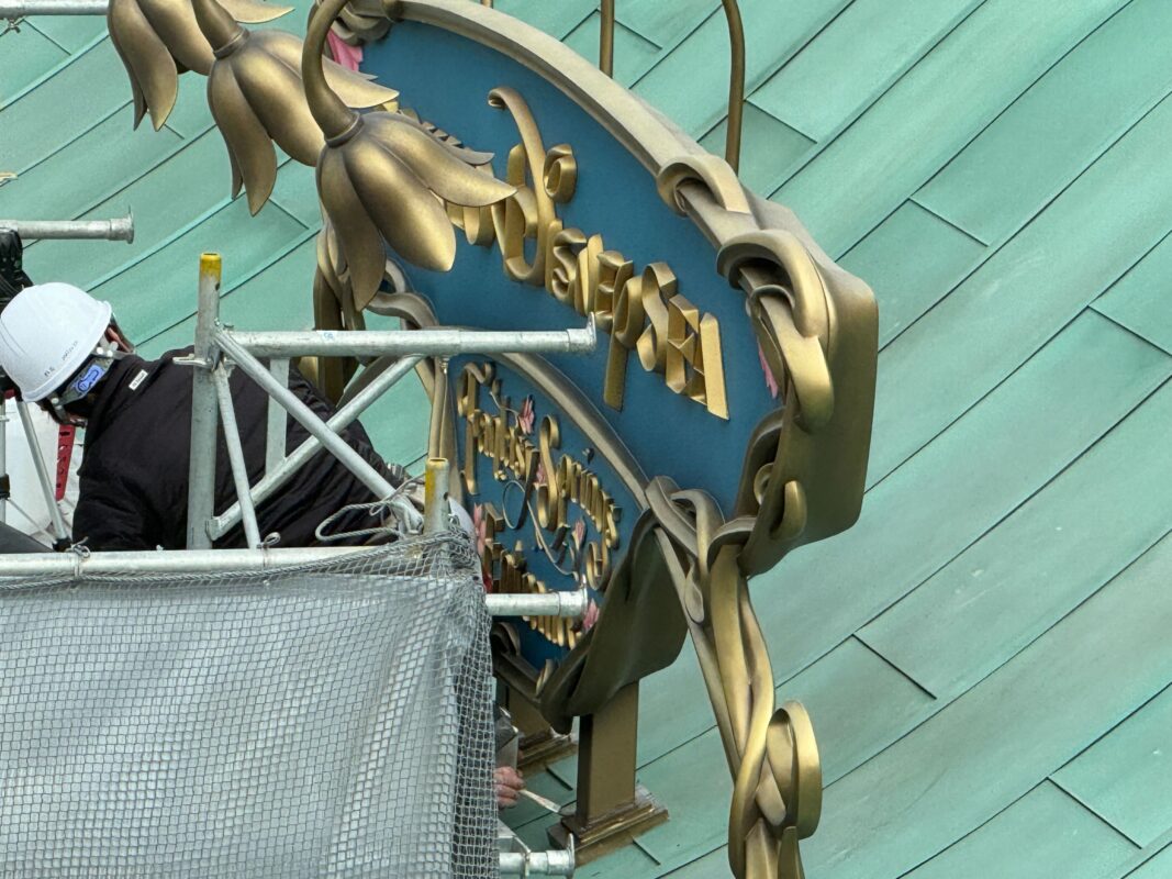 tdr-tds-DisneySea-Fantasy-Springs-Hotel-entrance-sign-IMG_2046.jpg