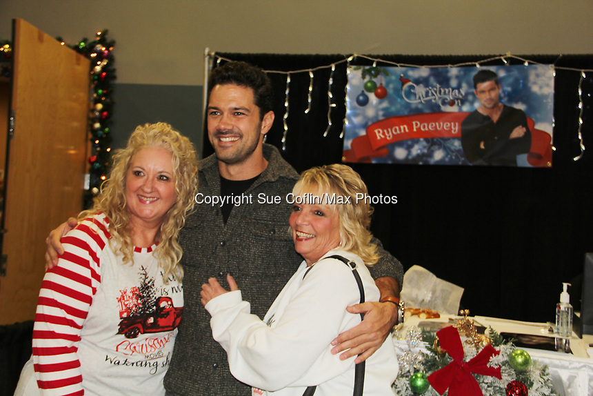 0903-Ryan-Paevey-and-fans.jpg